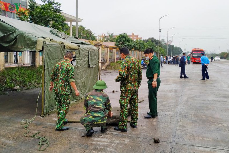 quang ninh cach ly toan bo xe khach cho 1 du hoc sinh co bieu hien sot hinh 1
