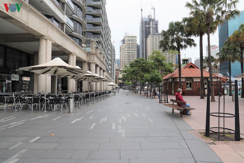 australia ngay dau thuc thi lenh cam cac co so dich vu khong thiet yeu hinh 4