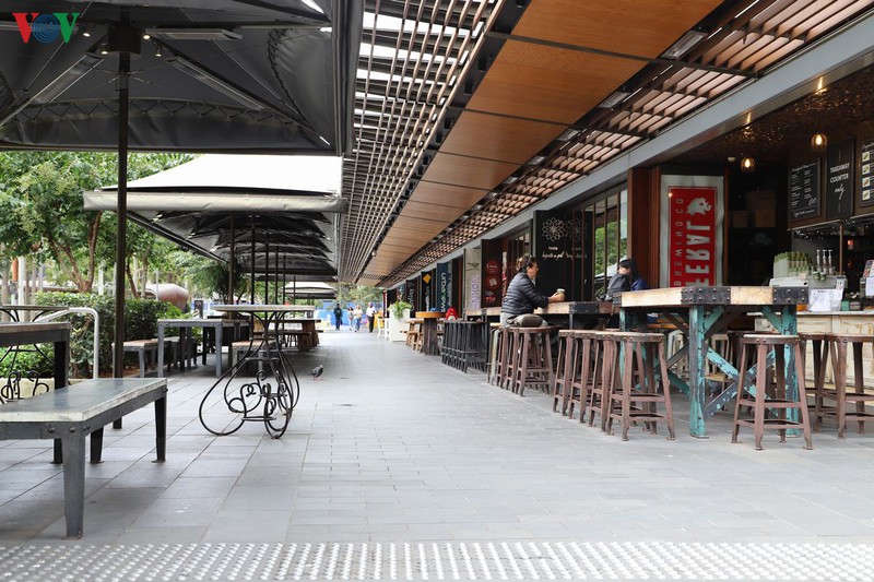 australia ngay dau thuc thi lenh cam cac co so dich vu khong thiet yeu hinh 7