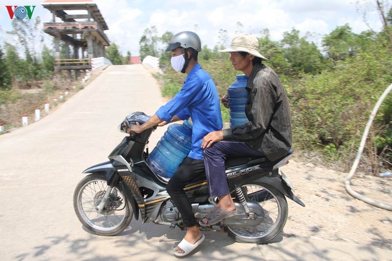 soc trang: dua nuoc sach cho ba con vung han man hinh 3