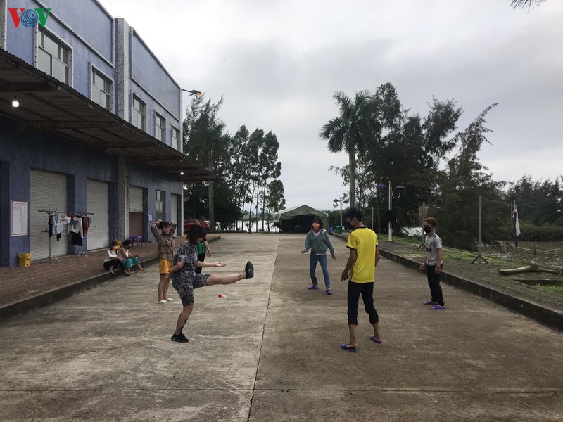 nhung tinh nguyen vien quang ninh ngay dem tham gia chong dich hinh 2