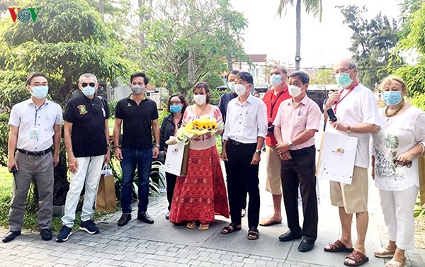 du khach chau au viet thu cam on sau nhung ngay cach ly tai hoi an hinh 2