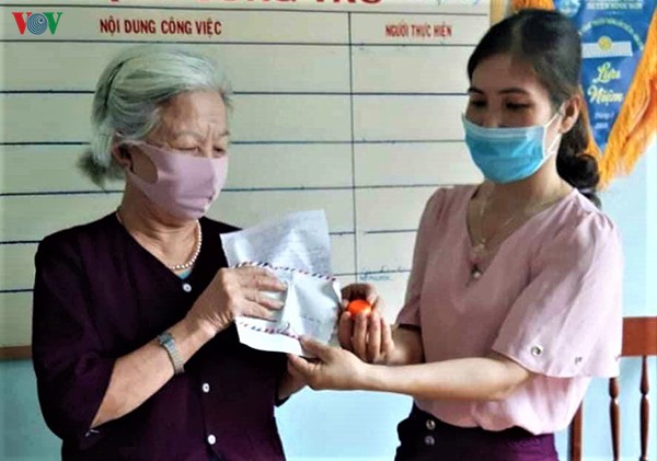 cu ba ung ho doi bong tai va 3 trieu dong chong dich covid-19 hinh 1