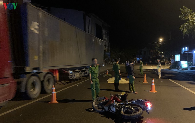 gay tai nan khien 2 thanh nien tu vong, lai to to bo chay hinh 1