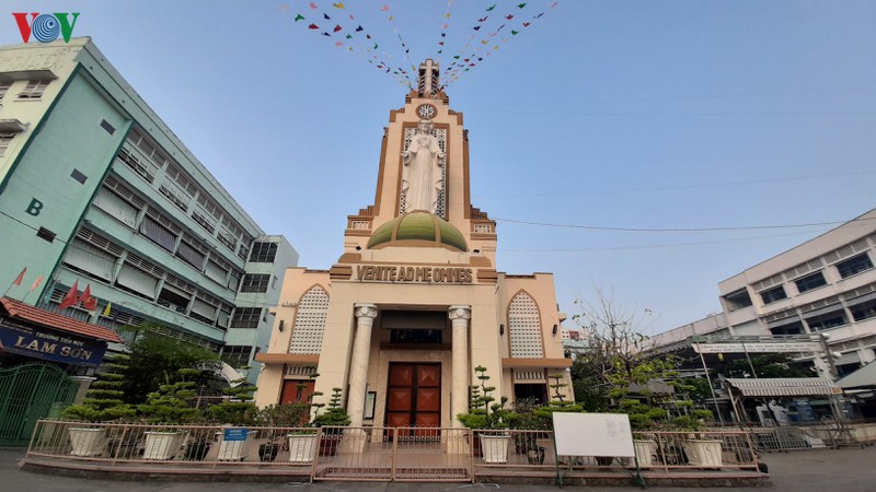 le phuc sinh tai tphcm vang lang vi cach ly phong dich covid-19 hinh 1