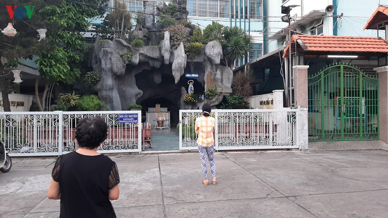 le phuc sinh tai tphcm vang lang vi cach ly phong dich covid-19 hinh 2