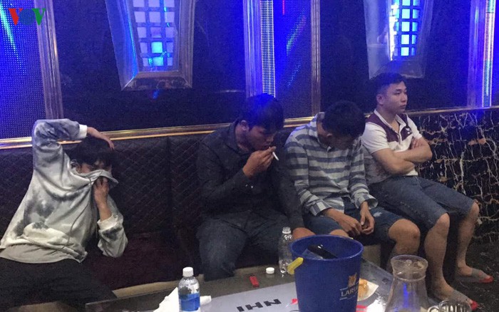 dot kich khach san, quan karaoke phat hien nhieu doi tuong choi mua tuy hinh 1