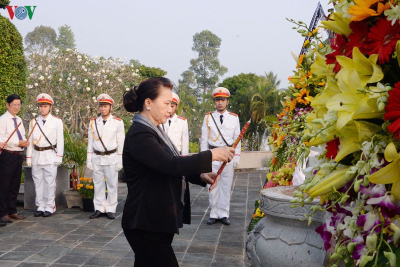 chu tich quoc hoi dang huong tuong nho anh hung liet si ben tre hinh 1