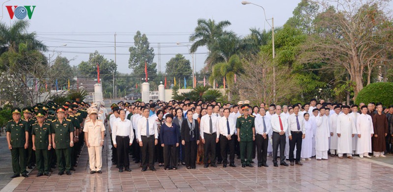 chu tich quoc hoi dang huong tuong nho anh hung liet si ben tre hinh 2