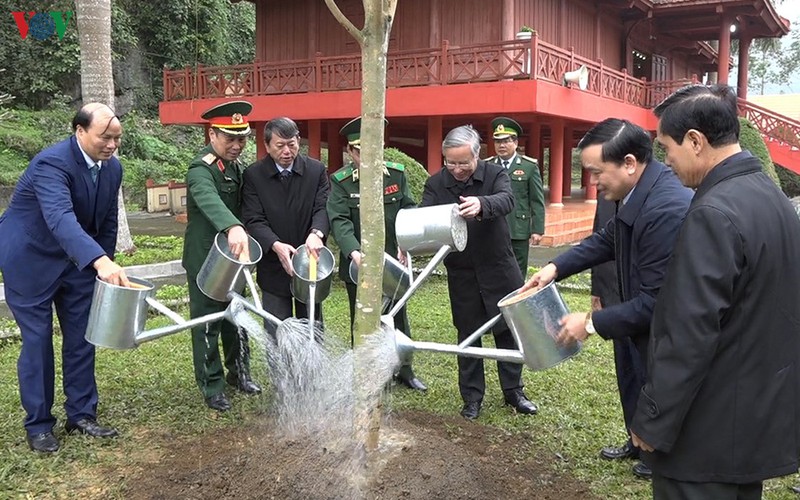 thuong truc ban bi thu tran quoc vuong chuc tet tai tinh cao bang hinh 1