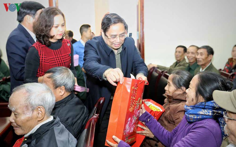 ong pham minh chinh trao qua tet cho ho ngheo, gia dinh chinh sach o dien bien hinh 1