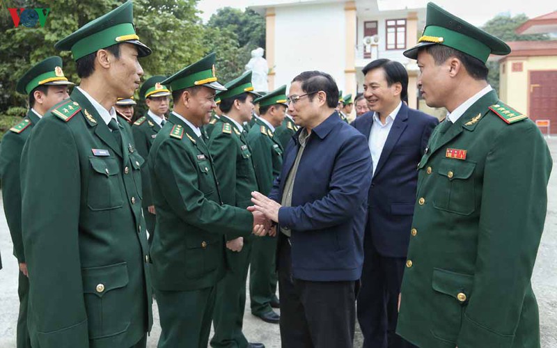 ong pham minh chinh trao qua tet cho ho ngheo, gia dinh chinh sach o dien bien hinh 2