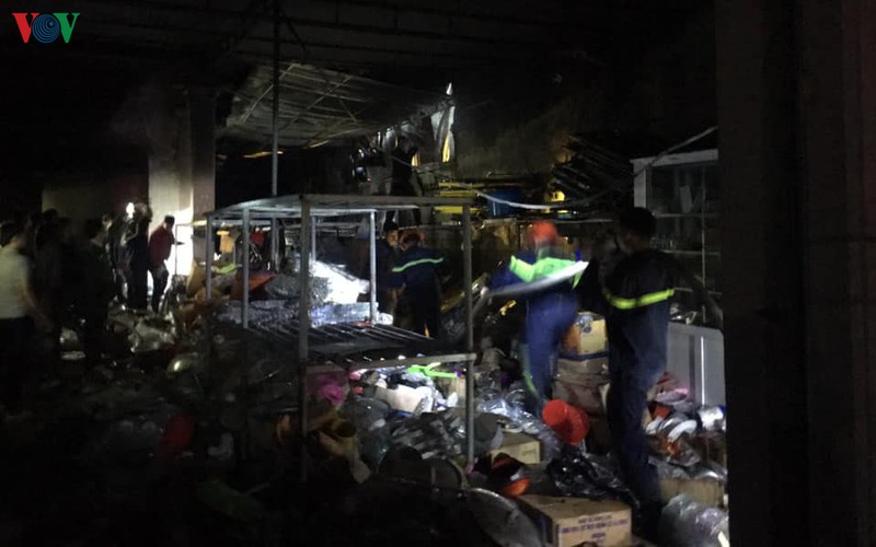 "ba hoa" thieu rui kho hang tap hoa trong dem mung 2 tet hinh 1