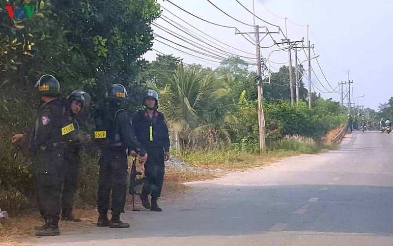 nong  24h: canh sat giang luoi truy bat nghi can vu no sung o cu chi hinh 9