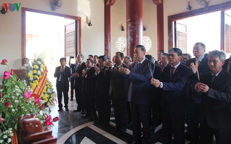 bo truong cong an to lam tham va lam viec tai kham muon, lao hinh 1