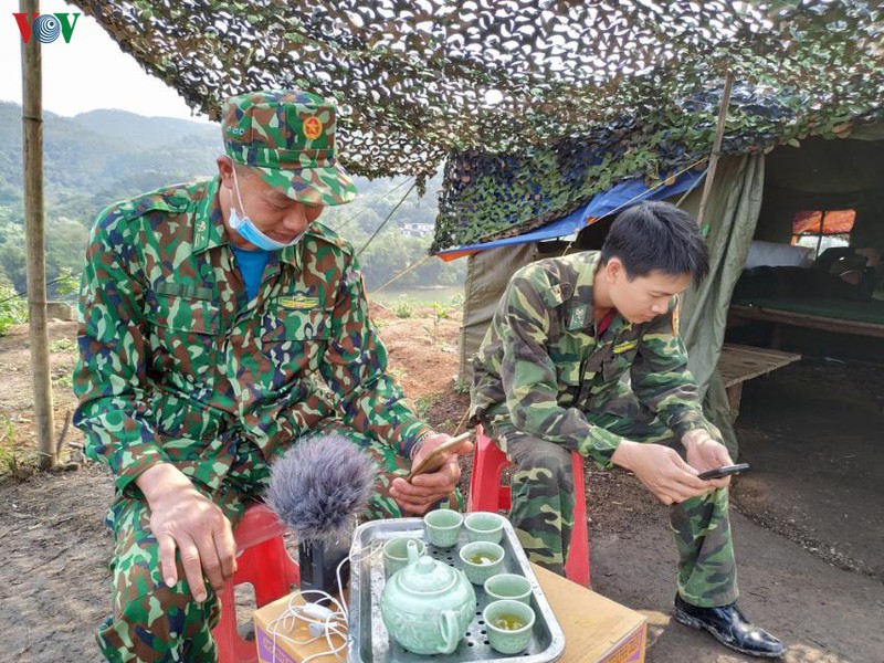 "la chan thep" ngan dich noi bien thuy hinh 1