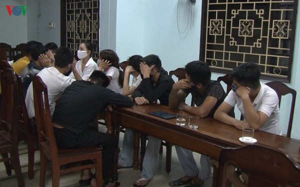 phat hien nhom thanh nien su dung ma tuy tai quan karaoke  hinh 1