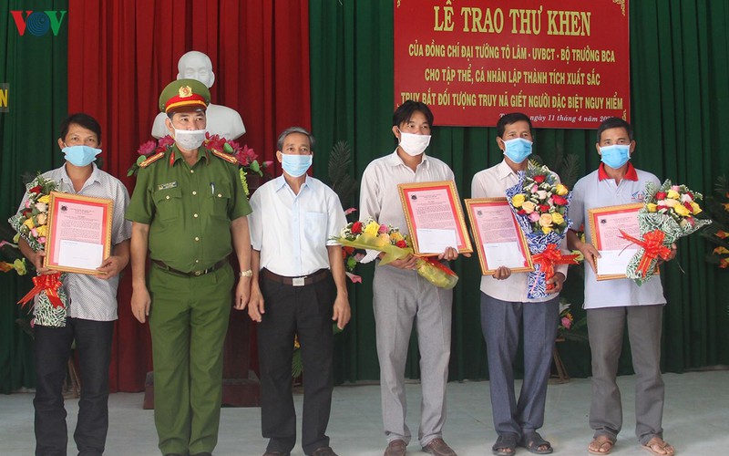 trao thu khen cua bo truong to lam cho 4 cong dan bat nghi pham giet nguoi hinh 1