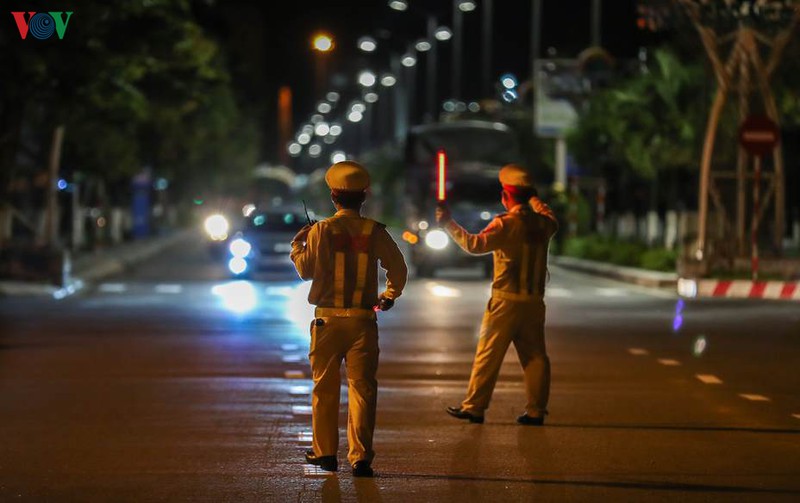 anh: cong an da nang trang dem ngan chan, xu ly  "quai xe" hinh 2