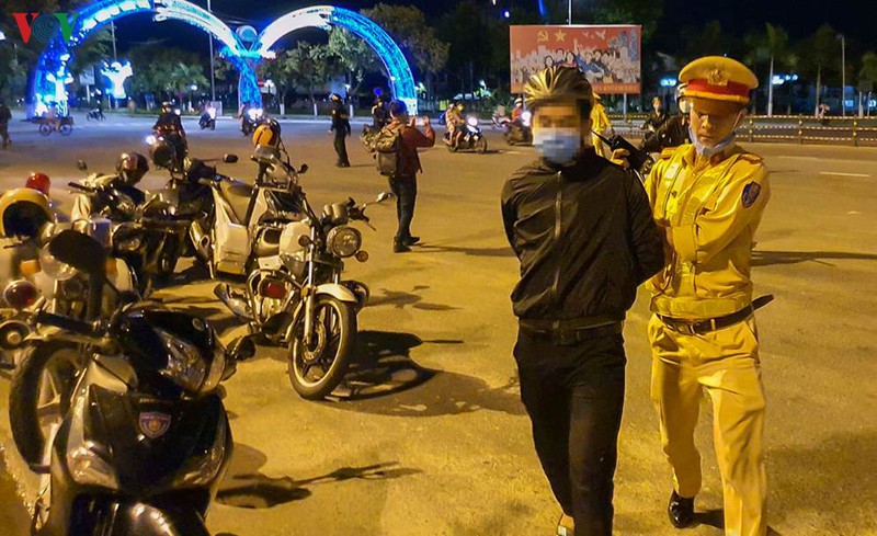 anh: cong an da nang trang dem ngan chan, xu ly  "quai xe" hinh 4
