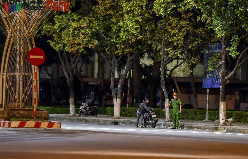 anh: cong an da nang trang dem ngan chan, xu ly  "quai xe" hinh 9