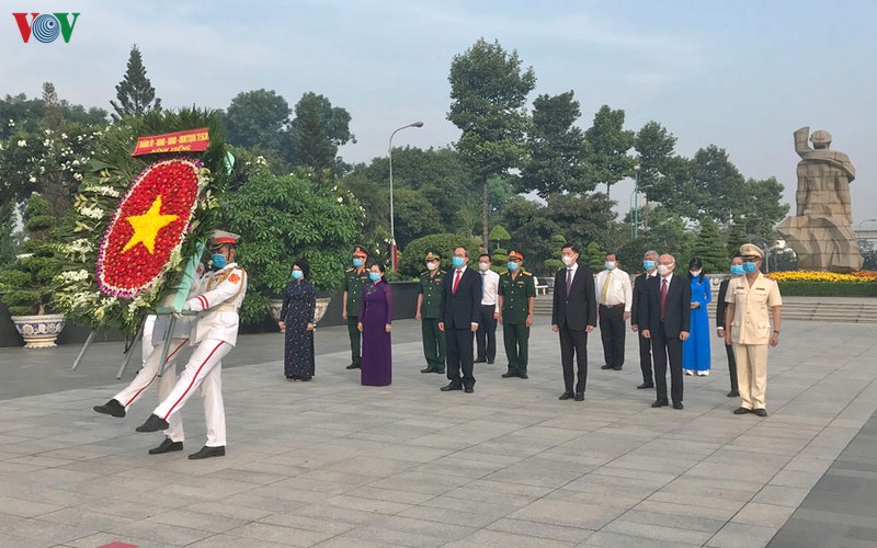 lanh dao tphcm vieng nghia trang liet sy va dang huong tuong niem chu tich ho chi minh hinh 1