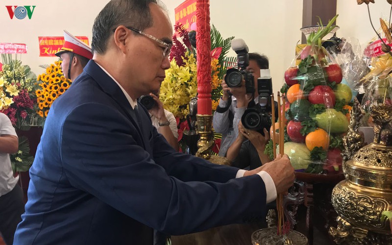 lanh dao tphcm dang huong ky niem 130 nam ngay sinh chu tich ho chi minh hinh 2