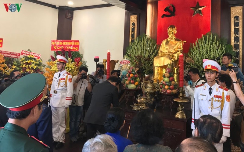 lanh dao tphcm dang huong ky niem 130 nam ngay sinh chu tich ho chi minh hinh 3