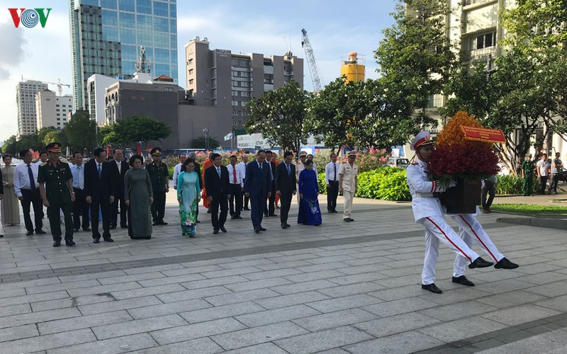 lanh dao tphcm dang huong ky niem 130 nam ngay sinh chu tich ho chi minh hinh 4