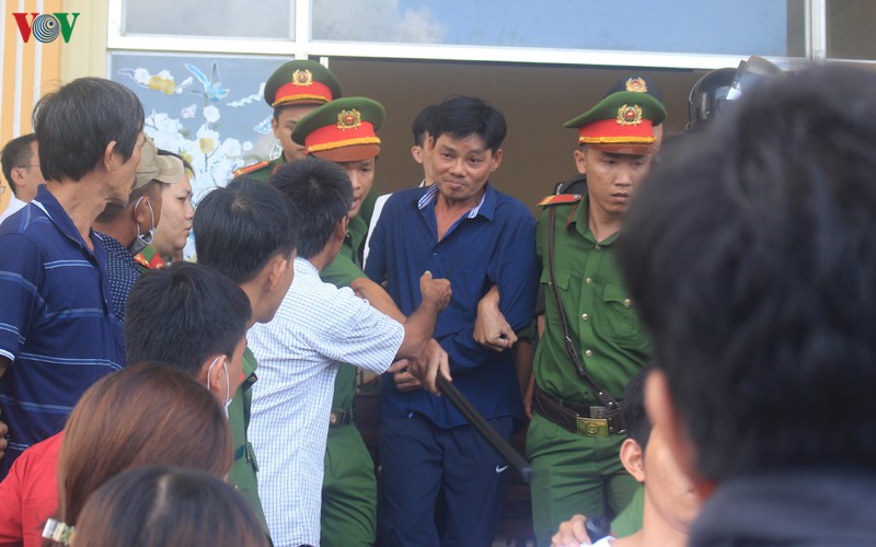 tuyen an 2 cha con cam dau vu no sung o tien giang hinh 2