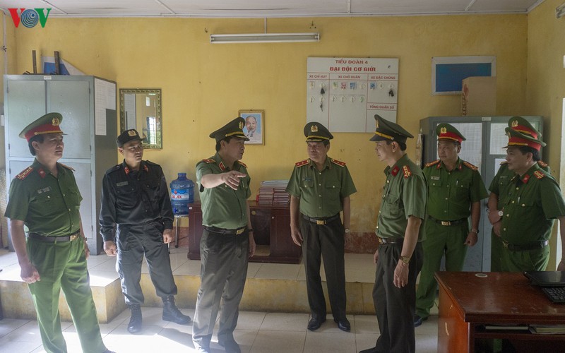 thu truong le quoc hung kiem tra tieu doan canh sat co dong so 4 hinh 1