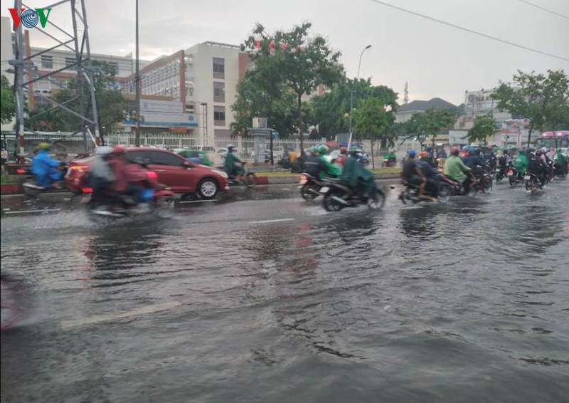 ngap lut, ket xe do mua lon keo dai o tphcm hinh 1