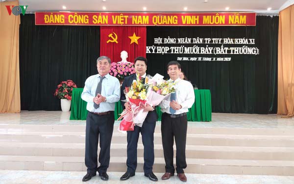 ong cao dinh huy giu chuc chu tich ubnd tp tuy hoa hinh 1