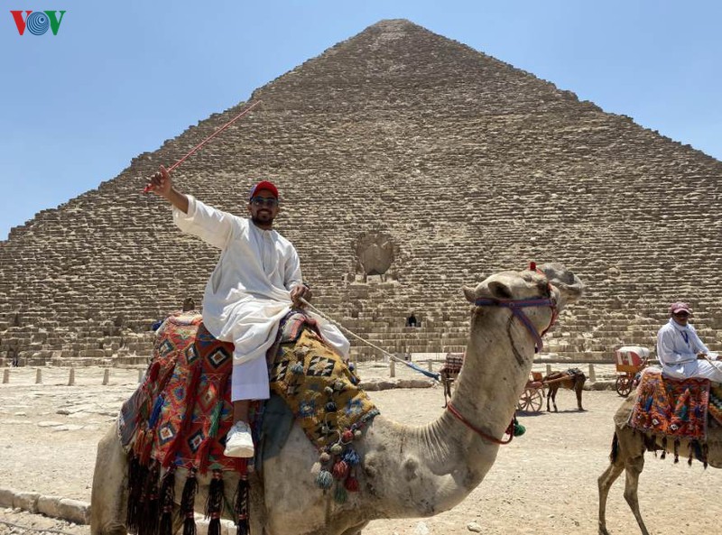 du khach toi tham kim tu thap giza thua thot hinh 1