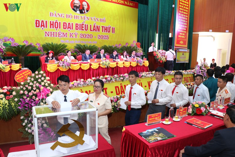 ong nguyen duc toan tai cu chuc vu bi thu huyen uy van ho, tinh son la hinh 1