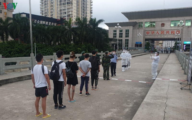 quang ninh: trao tra 5 nguoi trung quoc nhap canh trai phep hinh 1