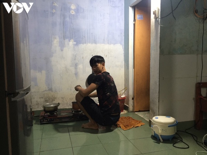 da nang: hon 15.000 lao dong tu do mac ket giua tam dich hinh 1