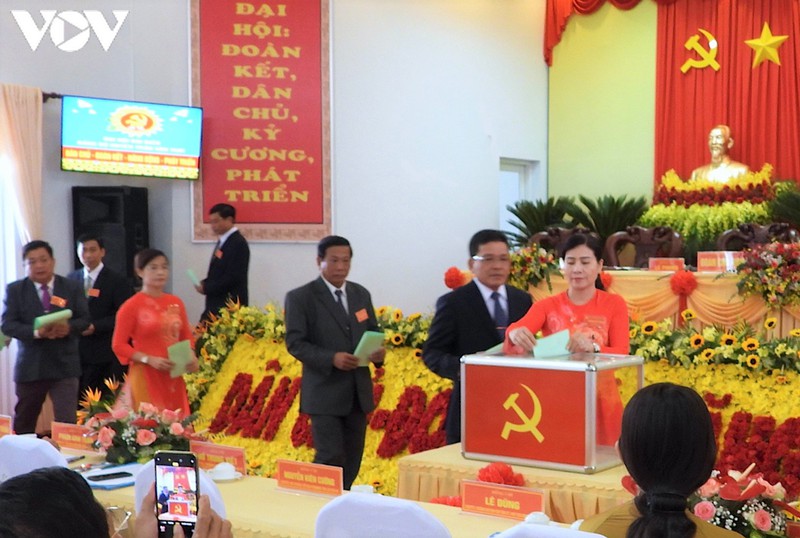ba le thi nhung tai dac cu bi thu huyen uy tran van thoi, ca mau  hinh 1