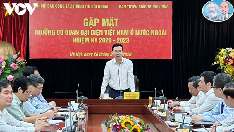 ong vo van thuong gap mat truong co quan dai dien viet nam o nuoc ngoai hinh 2