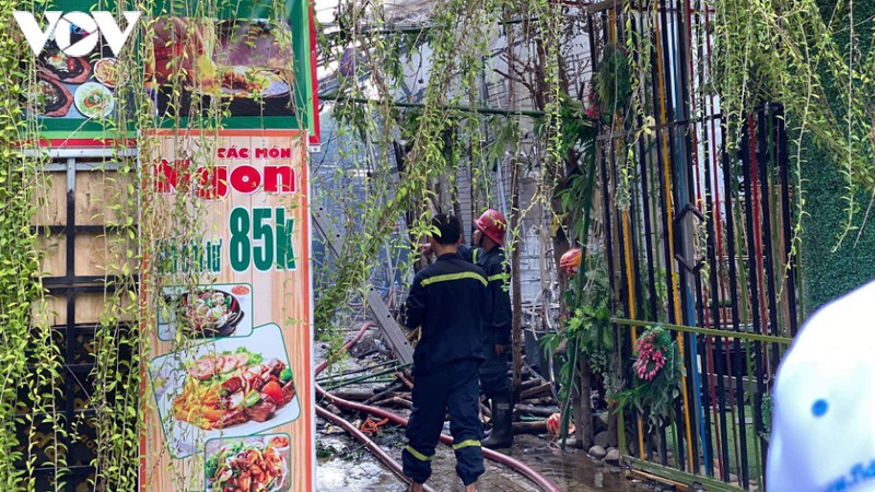 tphcm: quan ca phe boc chay ngun ngut, khach thao chay tan toan  hinh 1