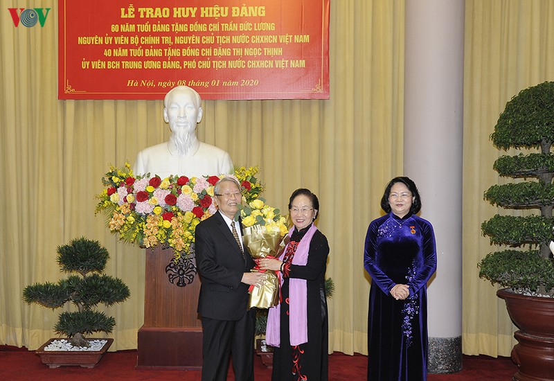 ong tran duc luong, ba dang thi ngoc thinh duoc trao tang huy hieu dang hinh 8