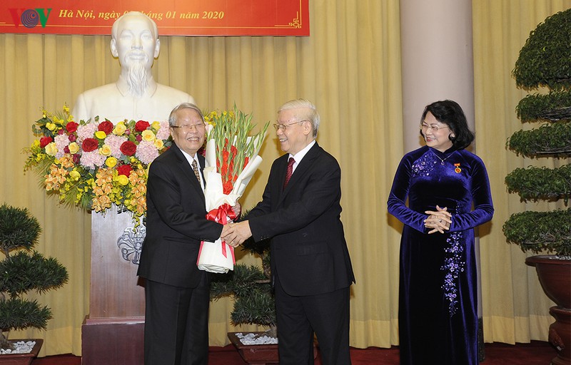 ong tran duc luong, ba dang thi ngoc thinh duoc trao tang huy hieu dang hinh 2