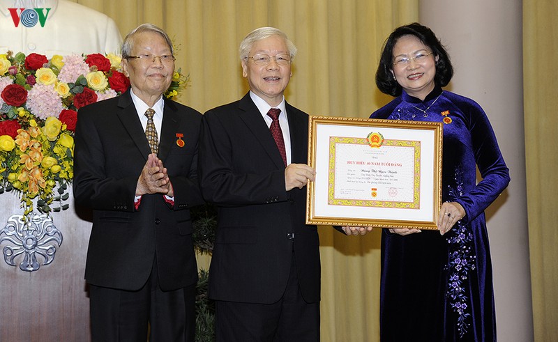 ong tran duc luong, ba dang thi ngoc thinh duoc trao tang huy hieu dang hinh 3