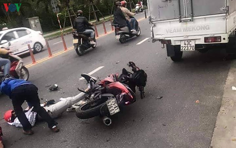 dam vao xe tai dang do ben duong, 2 thanh nien thuong vong hinh 1