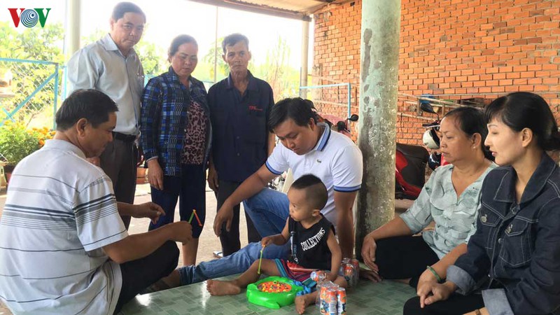 cong an vao cuoc me bao hanh con ruot tai binh duong hinh 2