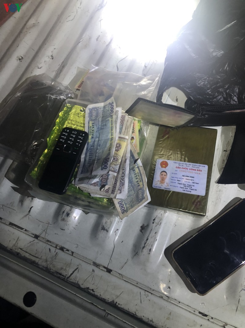 bat giu doi tuong van chuyen 2 banh heroin, 1kg ma tuy da hinh 2