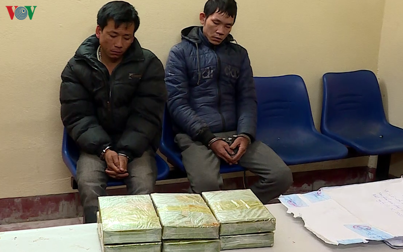 bat qua tang 2 doi tuong mua ban 6 banh heroin hinh 1