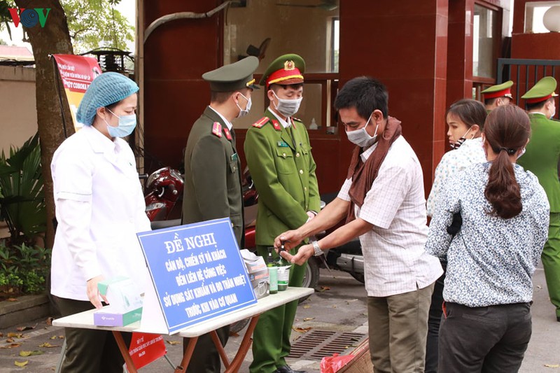 chong covid 19: cong an ha noi ra tung ngo, go tung nha  hinh 1