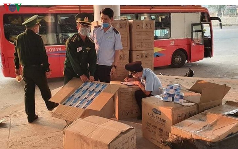 bat cac vu buon lau khau trang y te sang lao so luong lon hinh 1