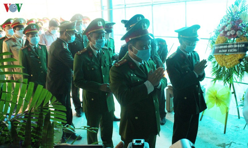 nghẹn ngào đưa tiễn thượng úy công an hy sinh khi bắt tội phạm hình 12 nghen ngao dua tien thuong uy cong an hy sinh khi bat toi pham hinh 12